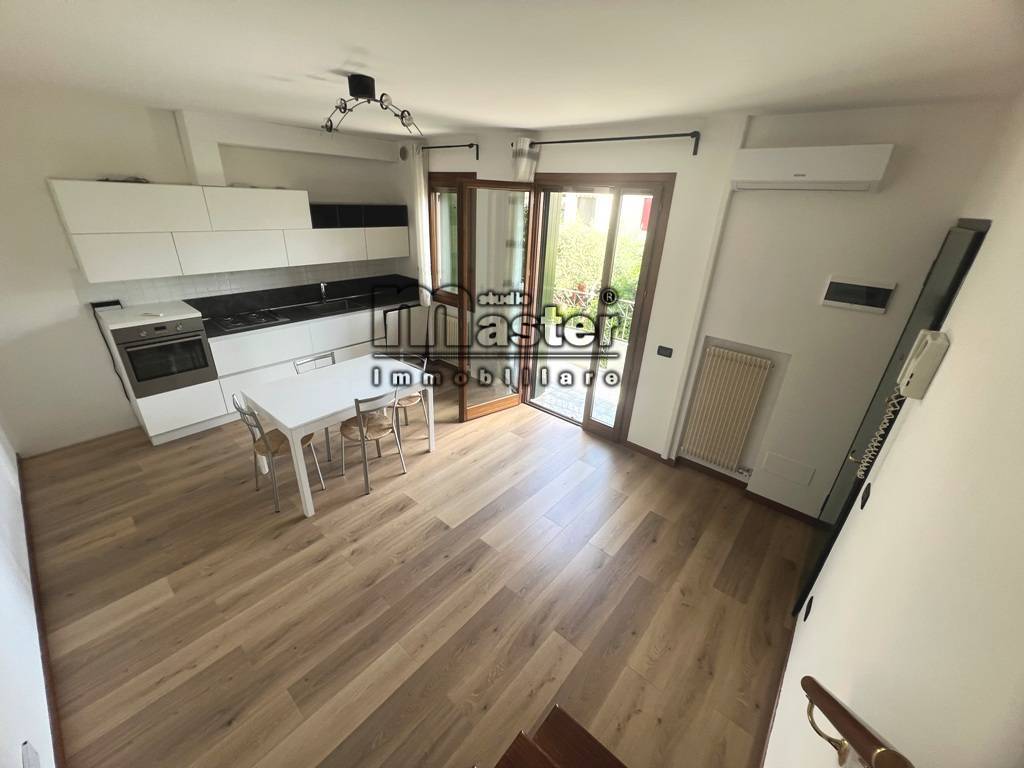 Appartamento 3 camere in affitto a Paese, Centro