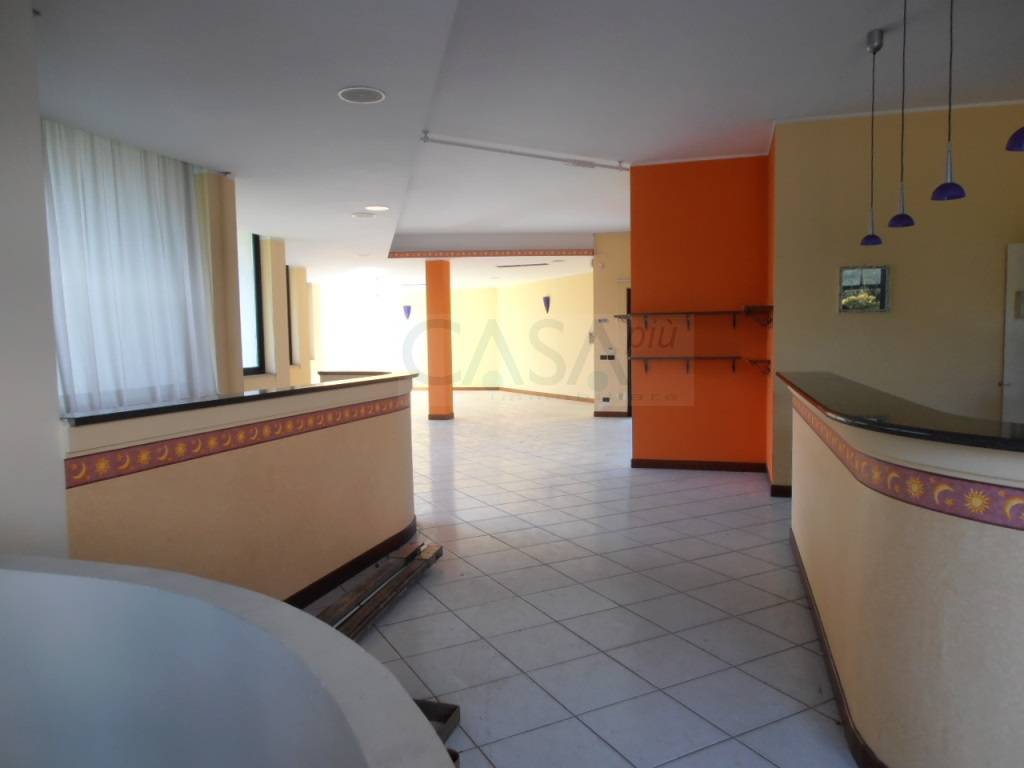 Locale commerciale in affitto a Grottammare