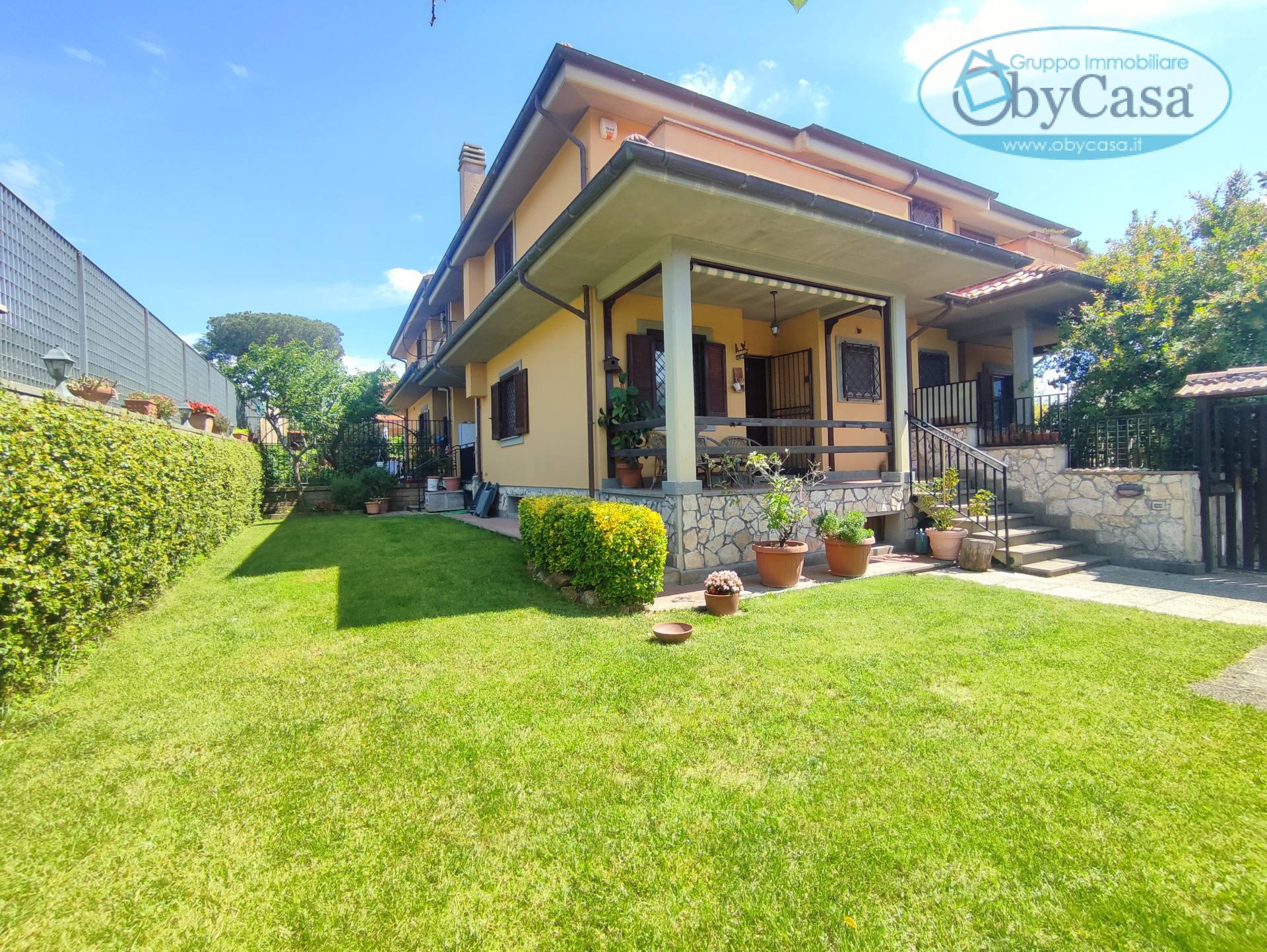 Villa Quadrifamiliare in vendita a Manziana, centro 1