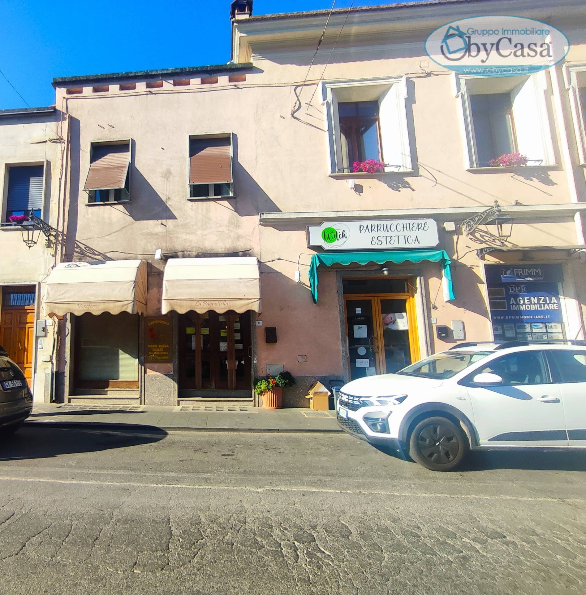 Locale commerciale in vendita a Manziana, centro 1