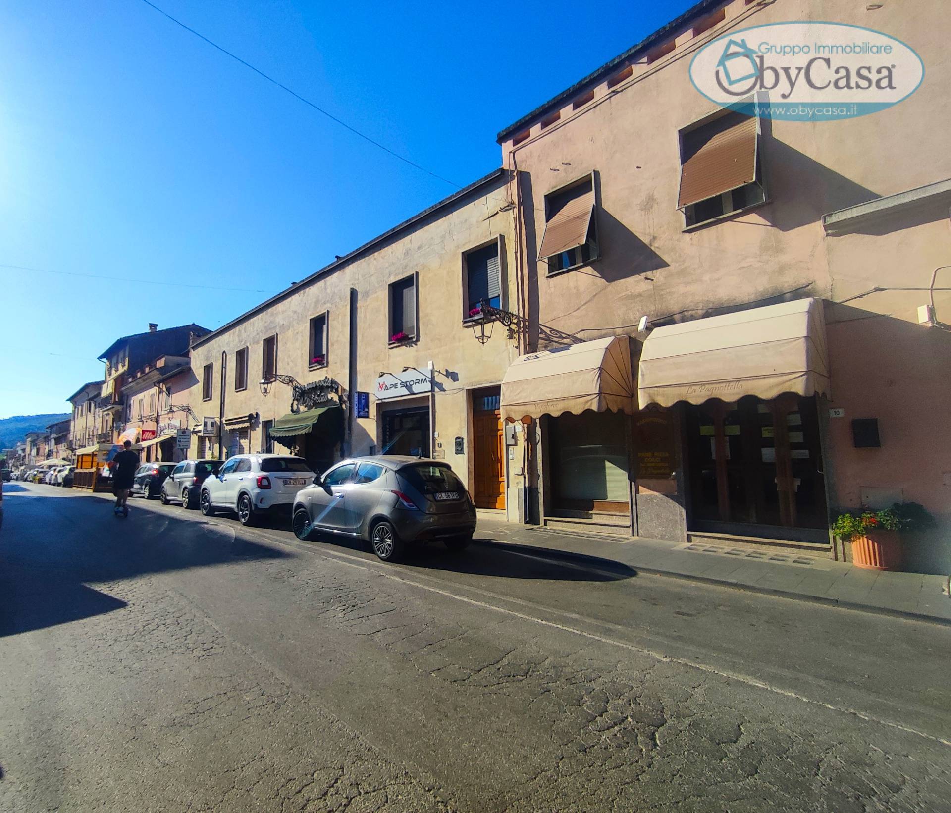 Locale commerciale in vendita a Manziana, centro 1