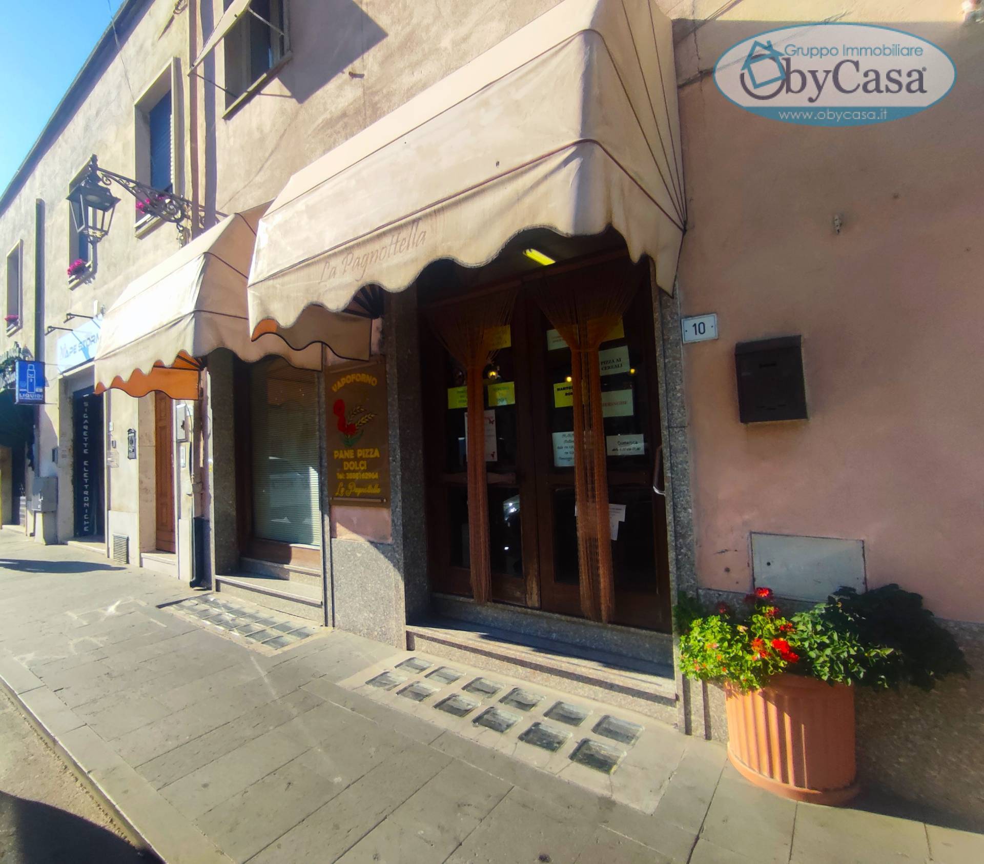 Locale commerciale in vendita a Manziana, centro 1