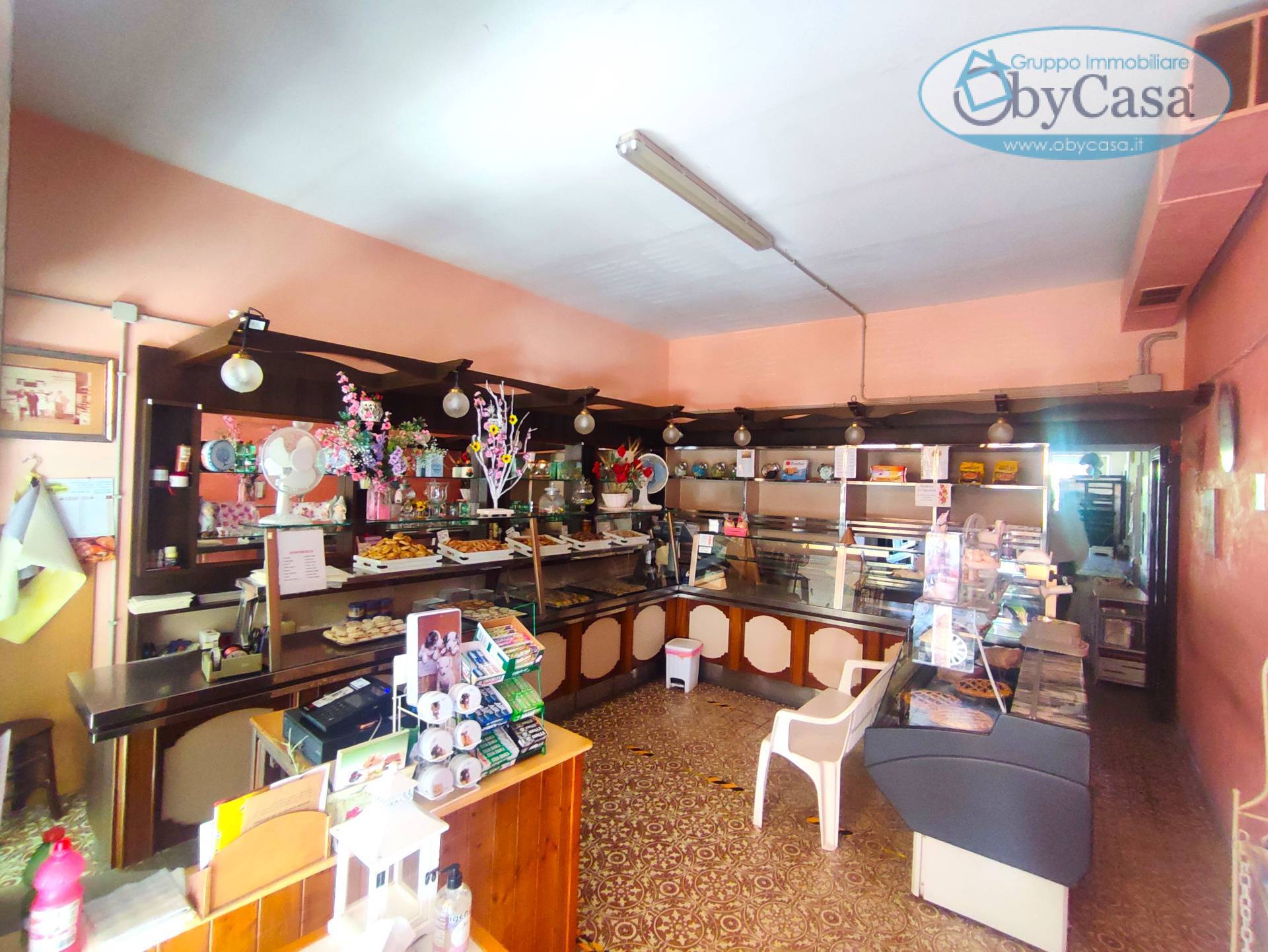 Locale commerciale in vendita a Manziana, centro 1