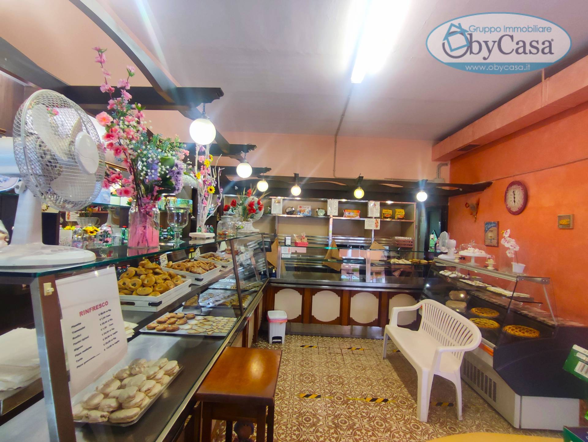 Locale commerciale in vendita a Manziana, centro 1