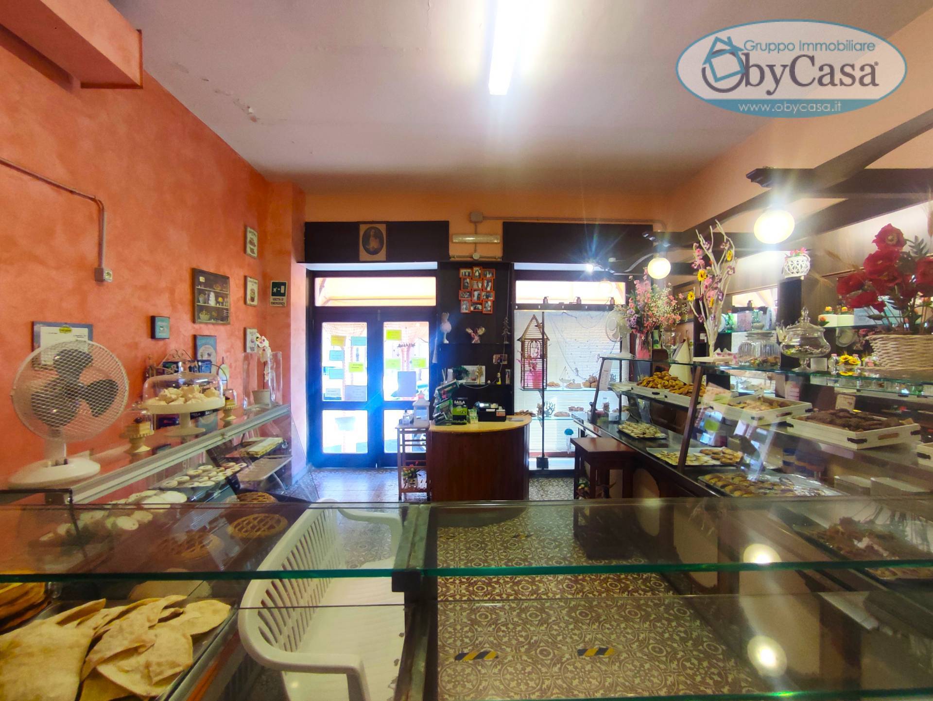 Locale commerciale in vendita a Manziana, centro 1