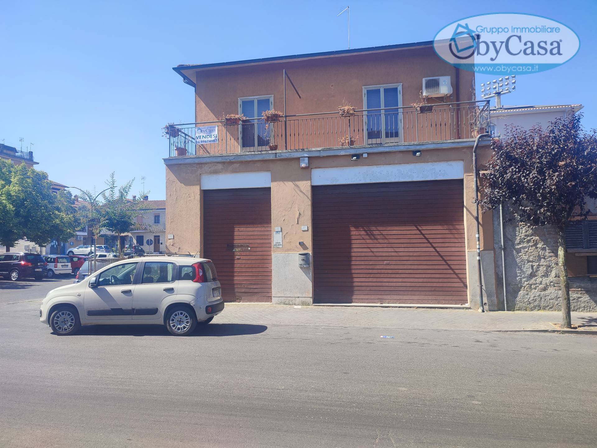 Locale commerciale in vendita a Manziana, centro 1