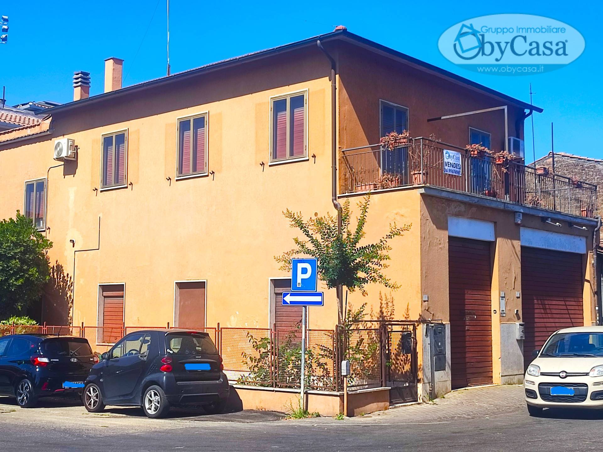 Locale commerciale in vendita a Manziana, centro 1