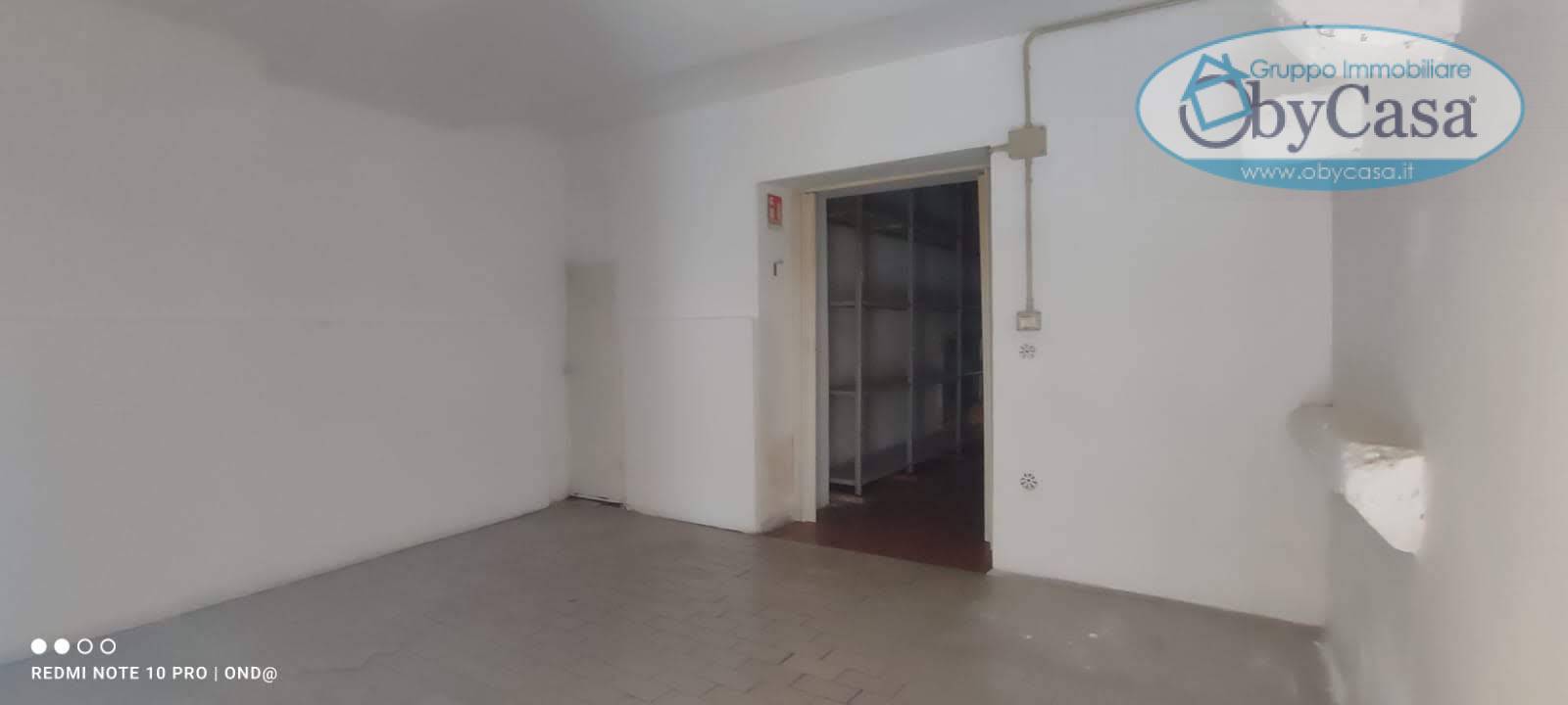 Locale commerciale in vendita a Manziana, centro 1