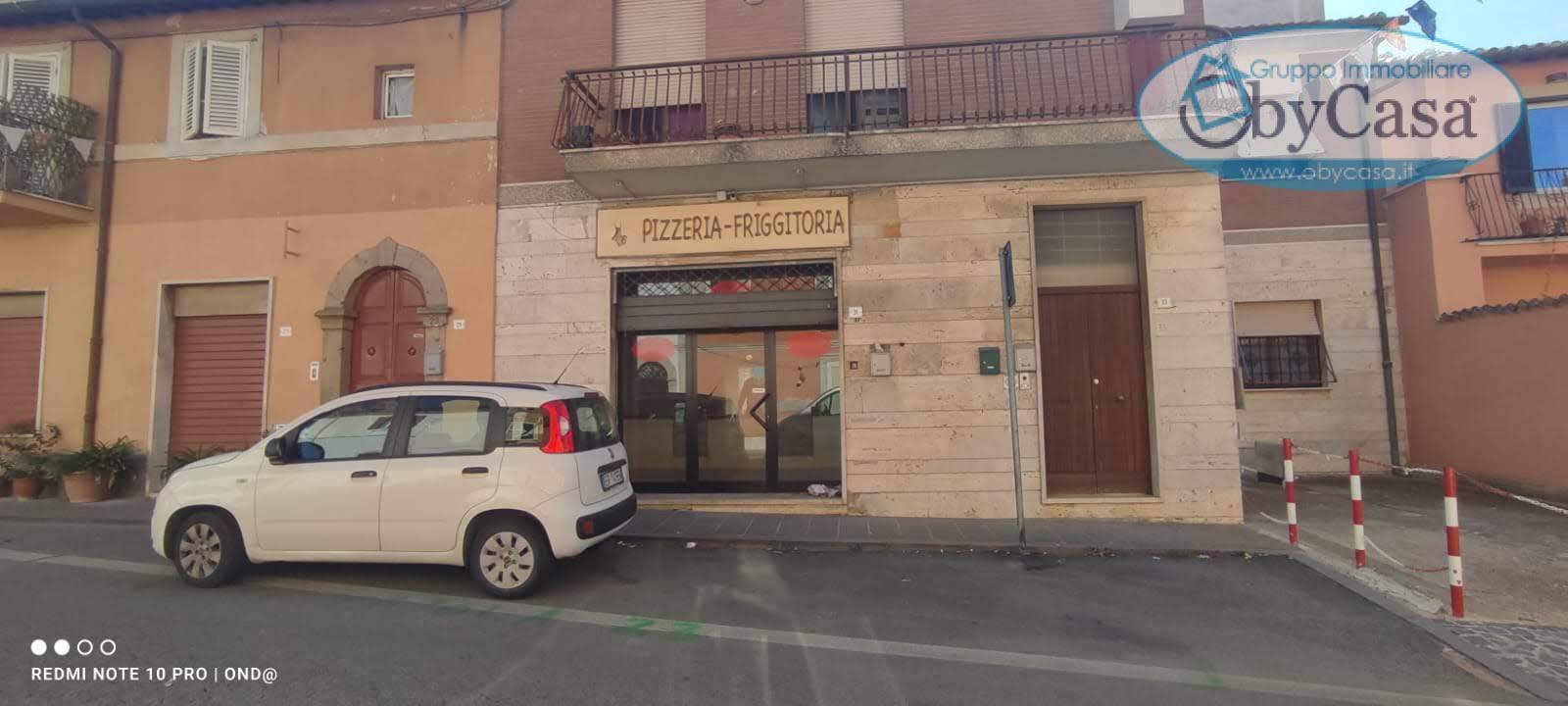 Locale commerciale in vendita a Manziana, centro 1