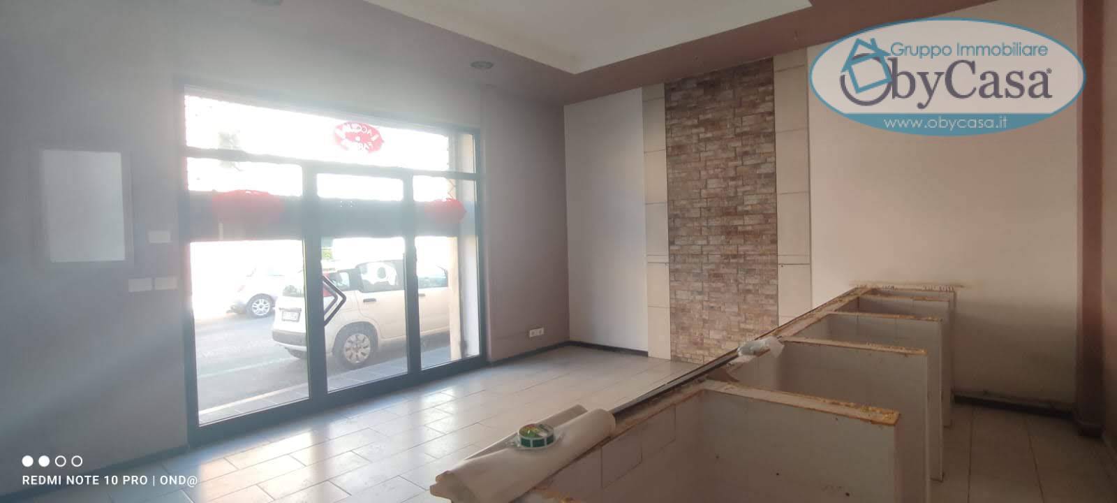 Locale commerciale in vendita a Manziana, centro 1