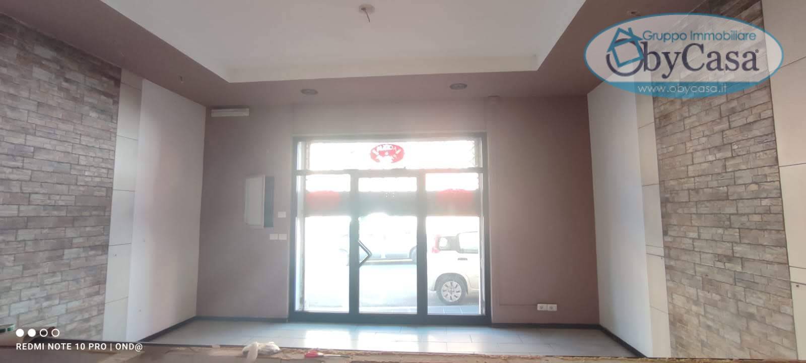 Locale commerciale in vendita a Manziana, centro 1