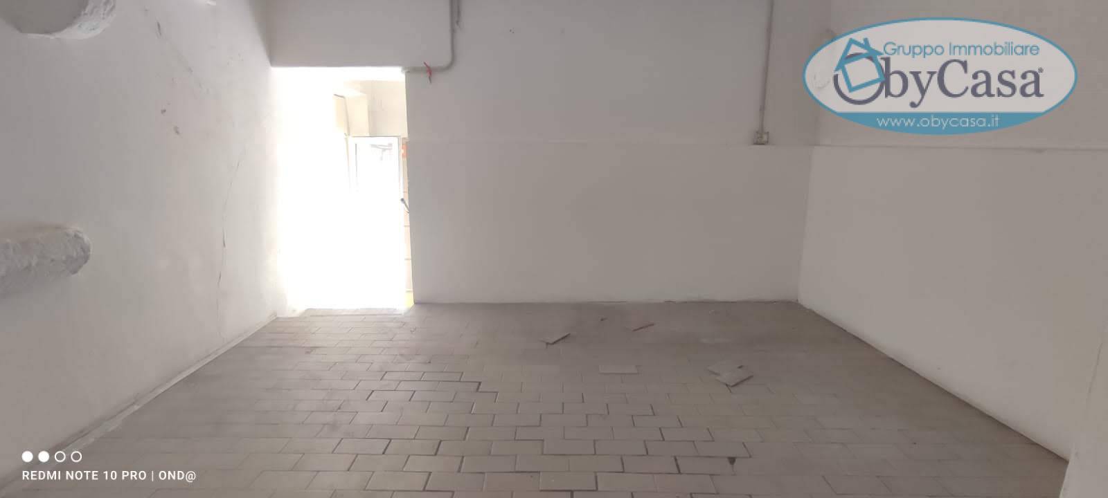 Locale commerciale in vendita a Manziana, centro 1