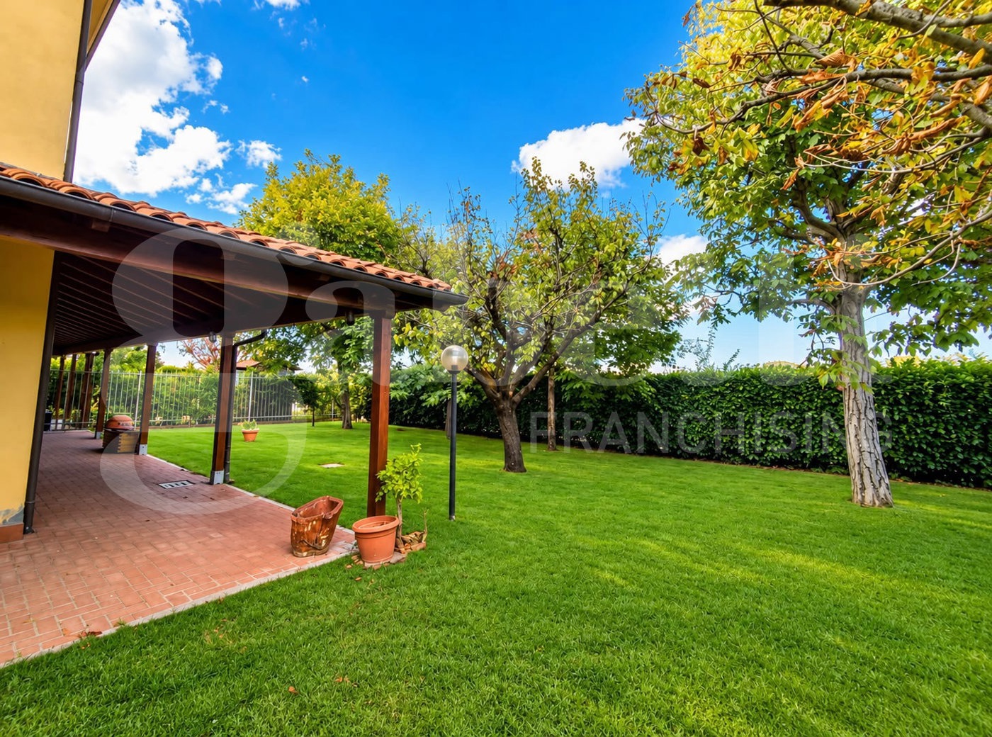 Villa con giardino a Calderara di Reno