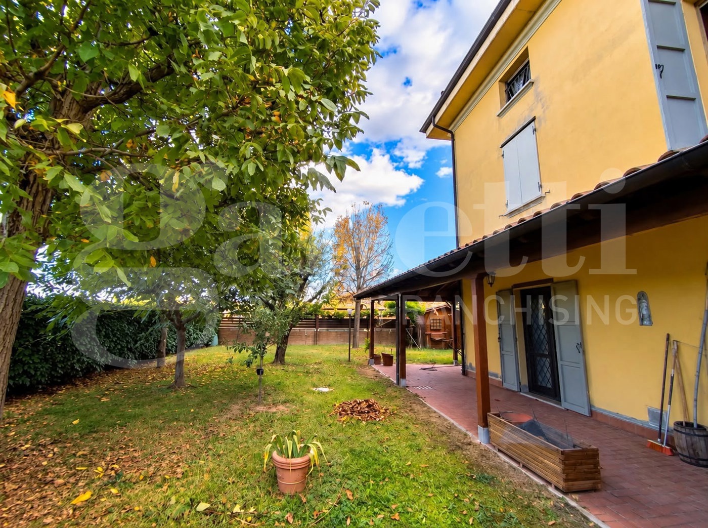 Villa con giardino a Calderara di Reno