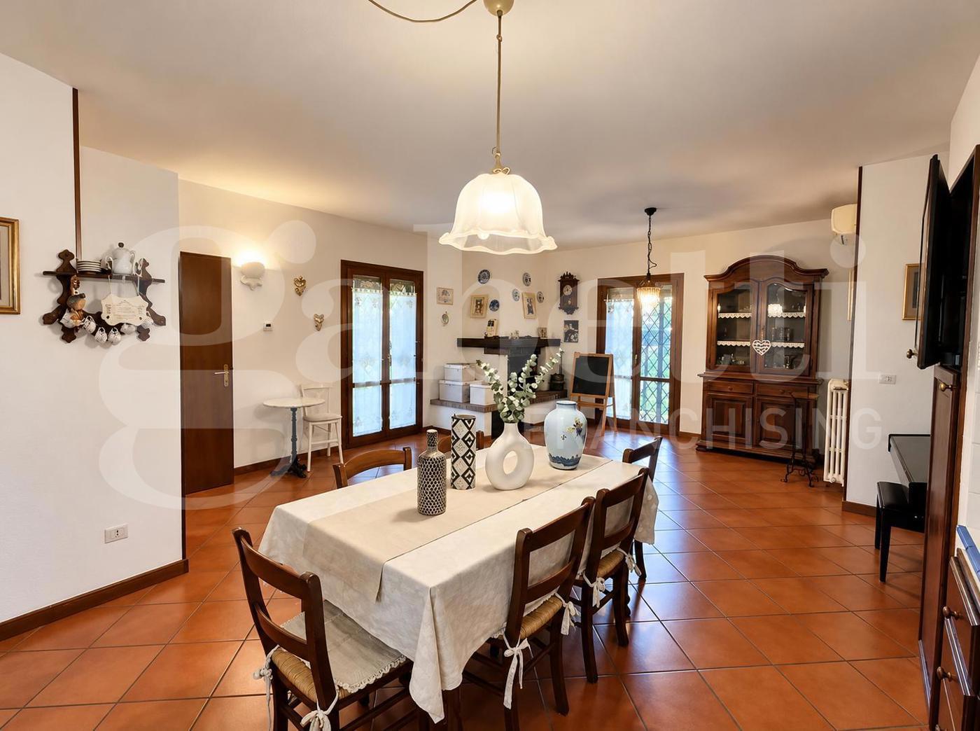 Villa con giardino a Calderara di Reno