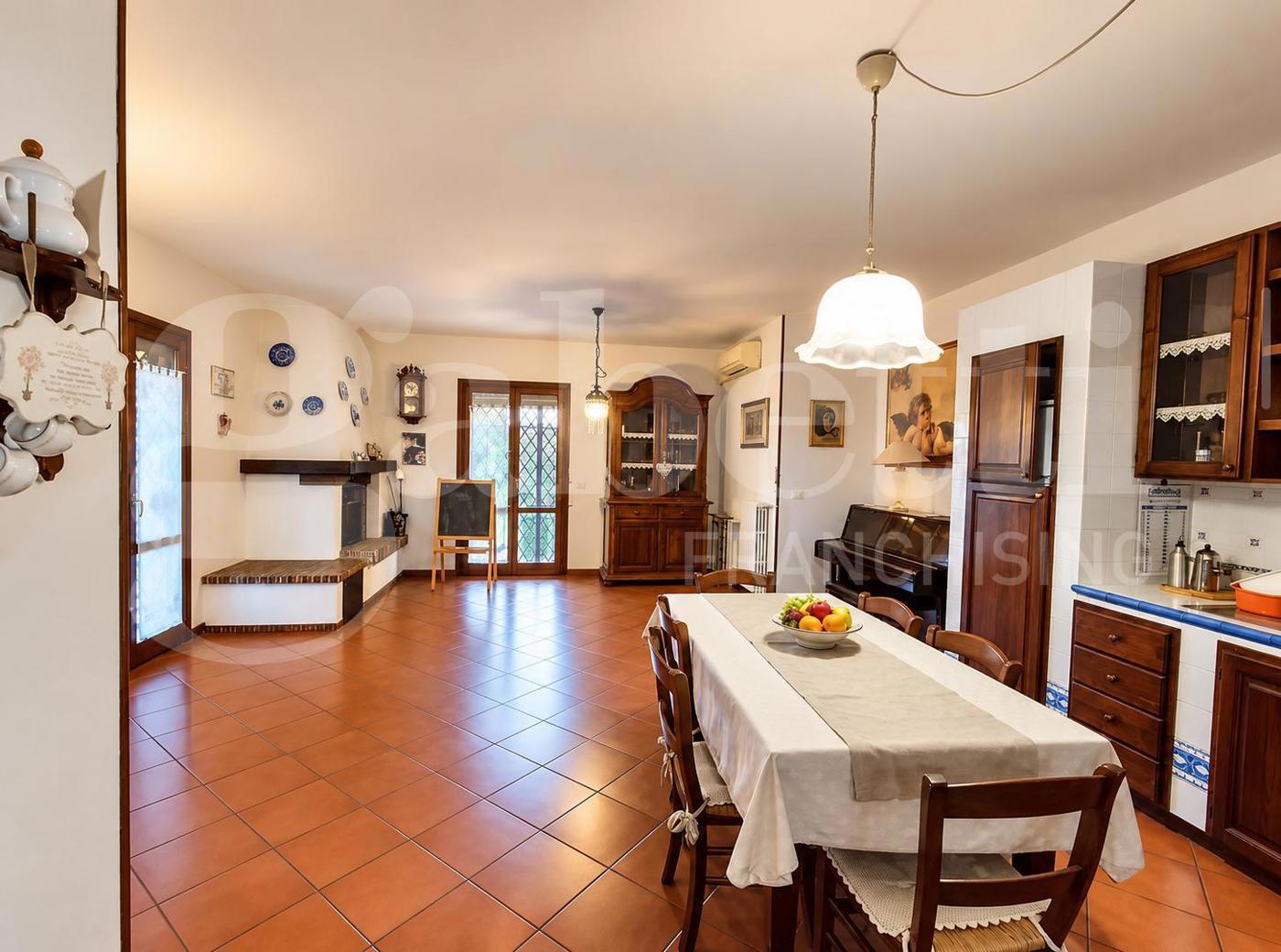 Villa con giardino a Calderara di Reno