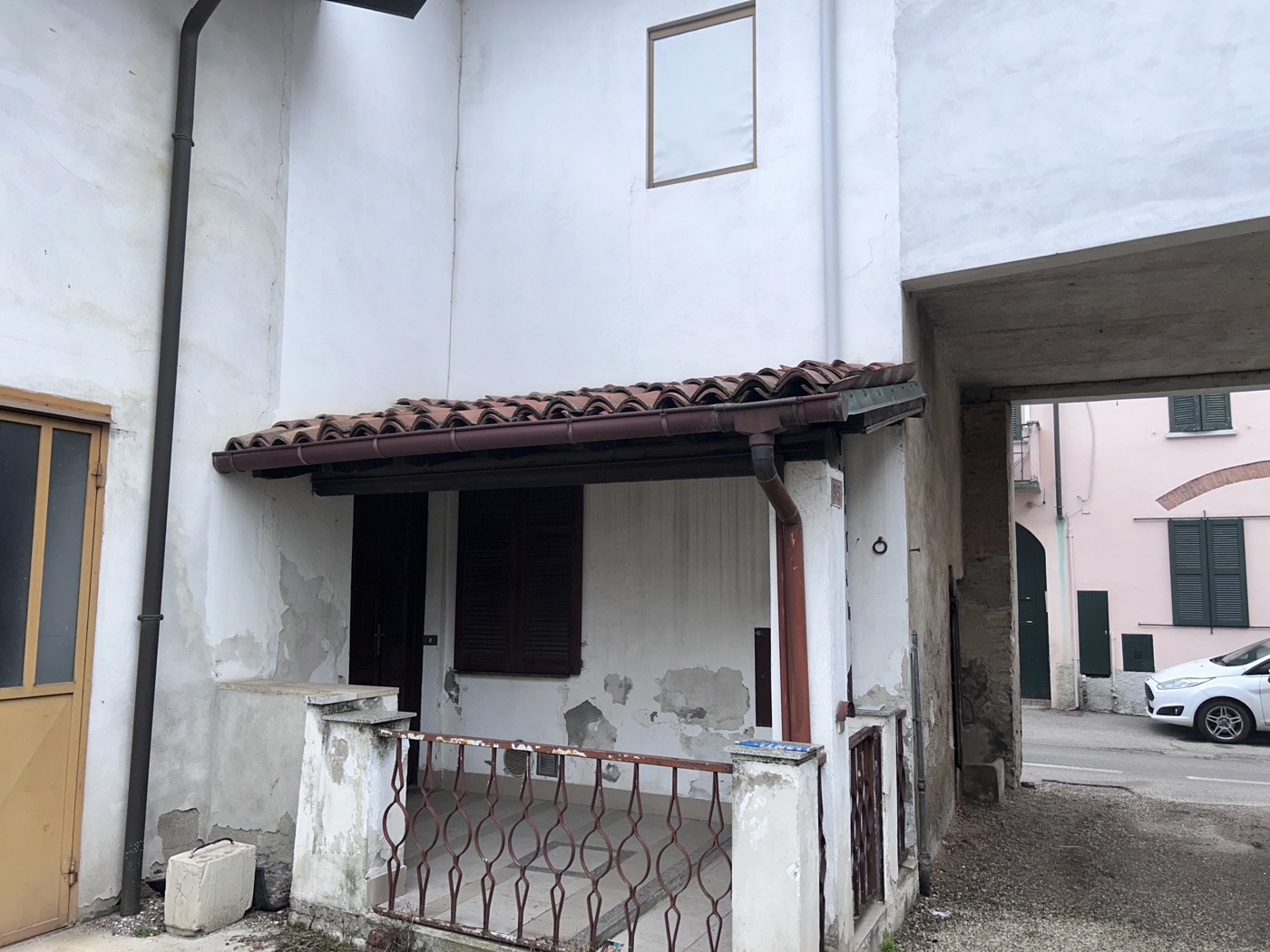 Rustico con box a Dorno