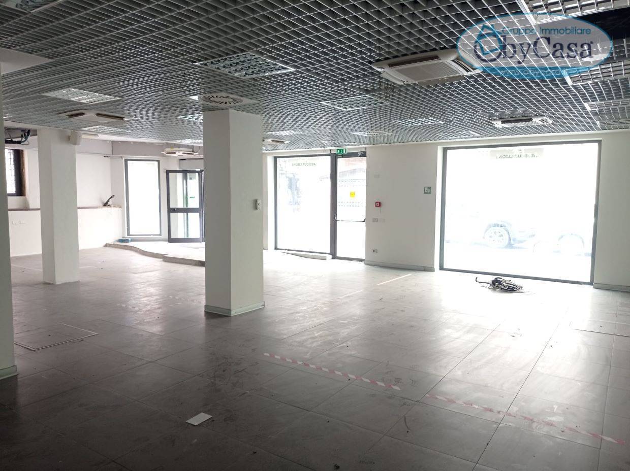 Locale commerciale in vendita a Bracciano, centro