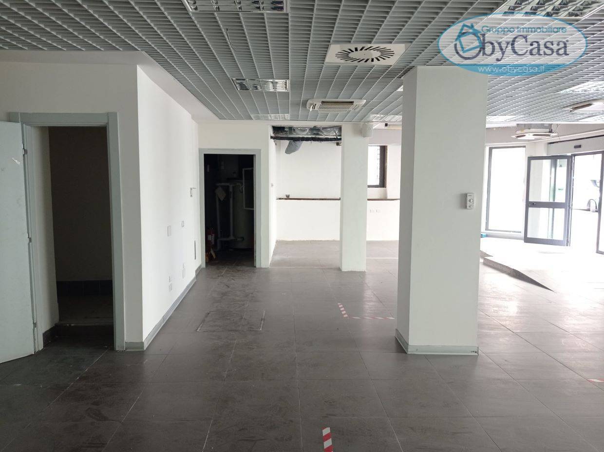 Locale commerciale in vendita a Bracciano, centro