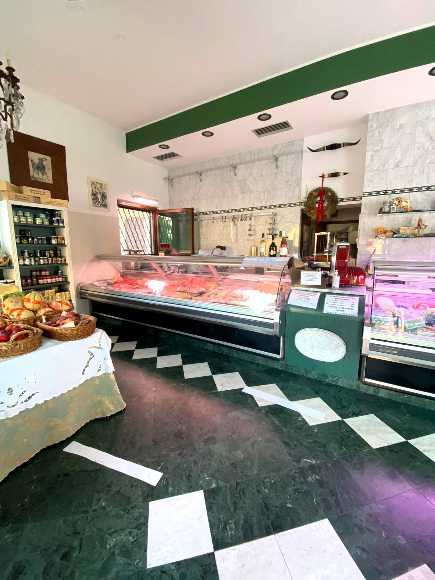 Locale commerciale in vendita a Cassano d'Adda, Groppello d'Adda