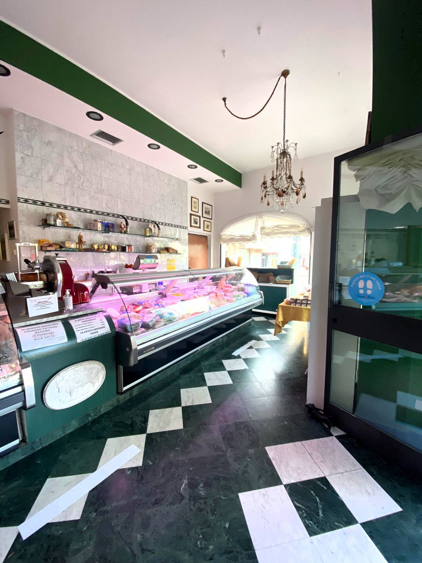 Locale commerciale in vendita a Cassano d'Adda, Groppello d'Adda