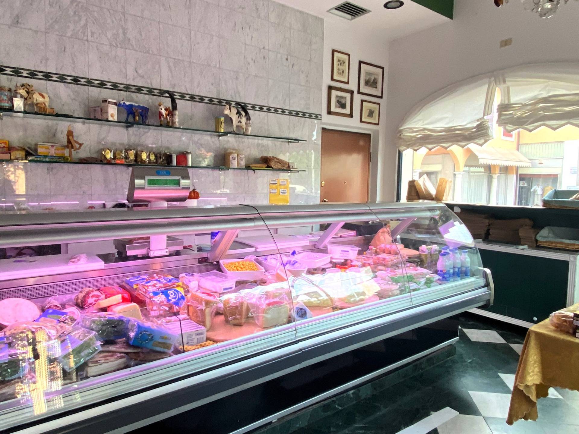 Locale commerciale in vendita a Cassano d'Adda, Groppello d'Adda