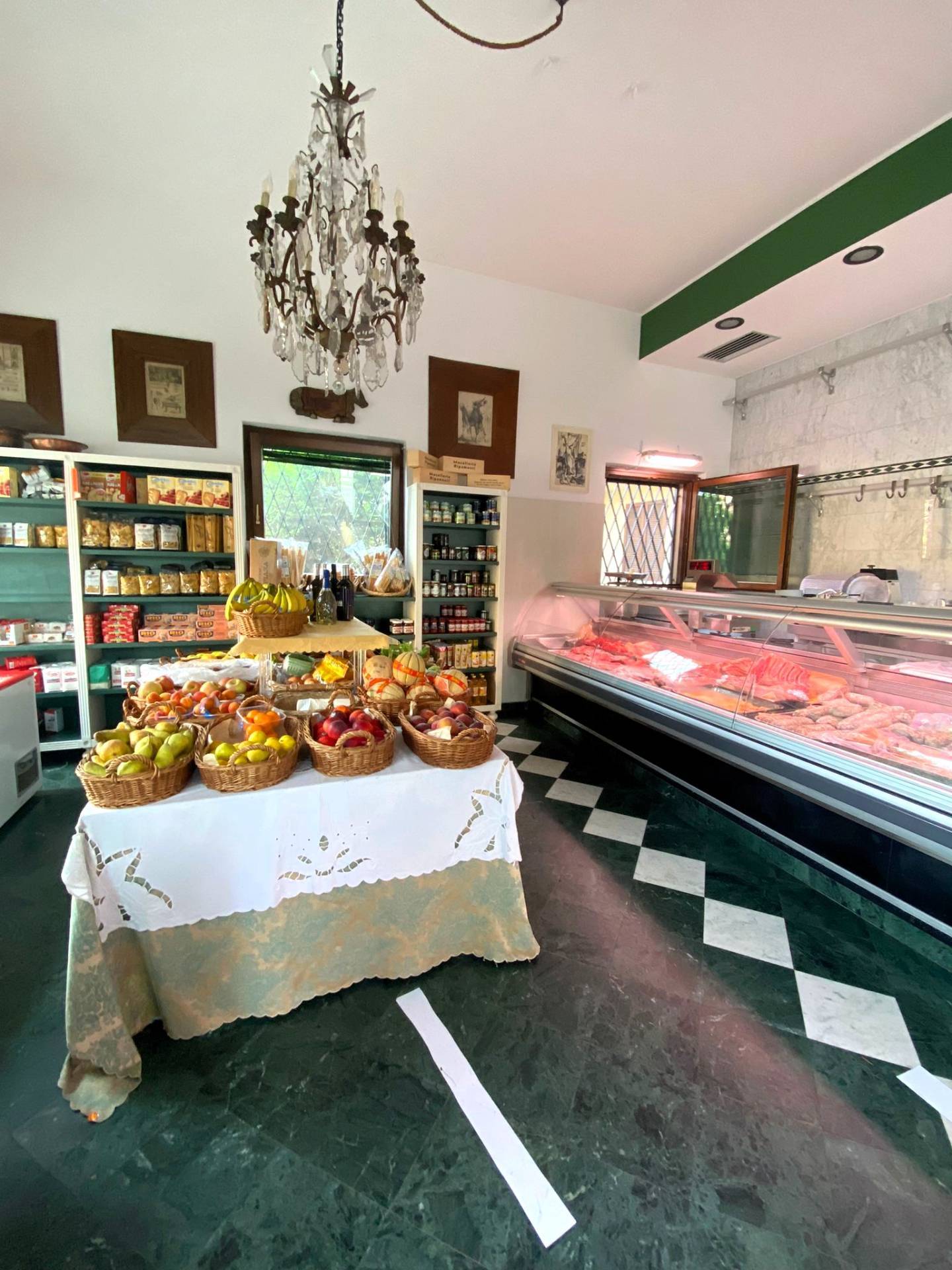 Locale commerciale in vendita a Cassano d'Adda, Groppello d'Adda