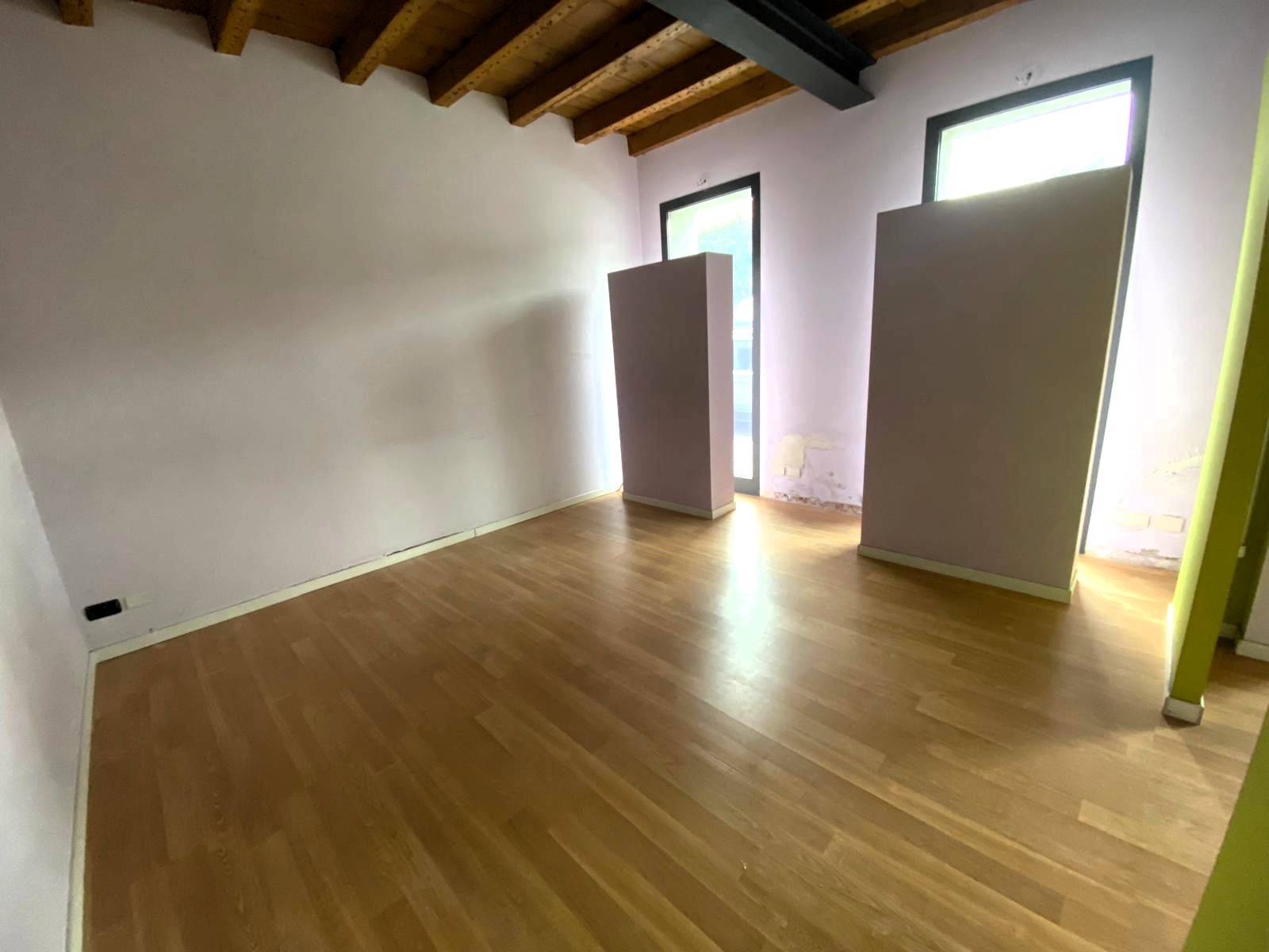 Locale commerciale in affitto a Arcore