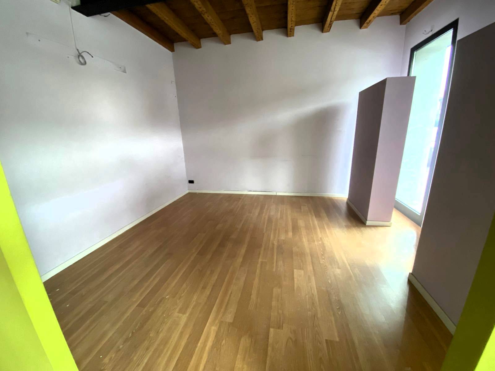 Locale commerciale in affitto a Arcore