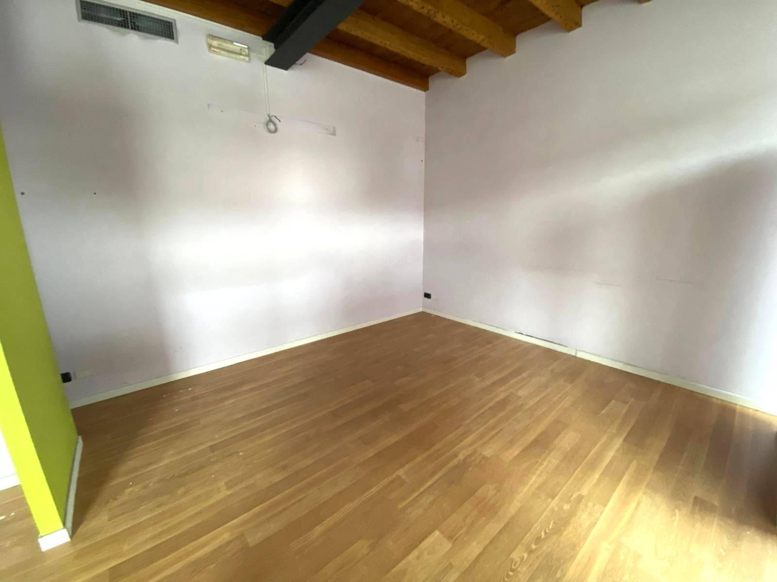 Locale commerciale in affitto a Arcore