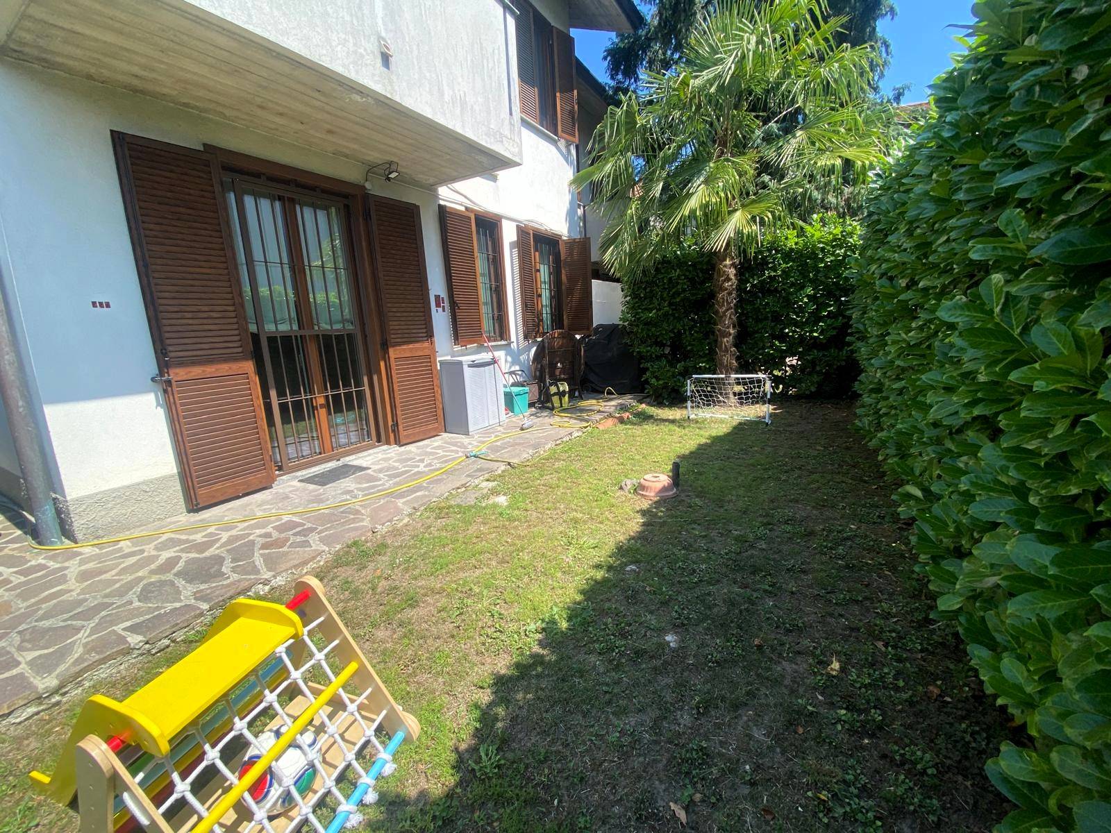 Villa bifamiliare in vendita a Bernareggio
