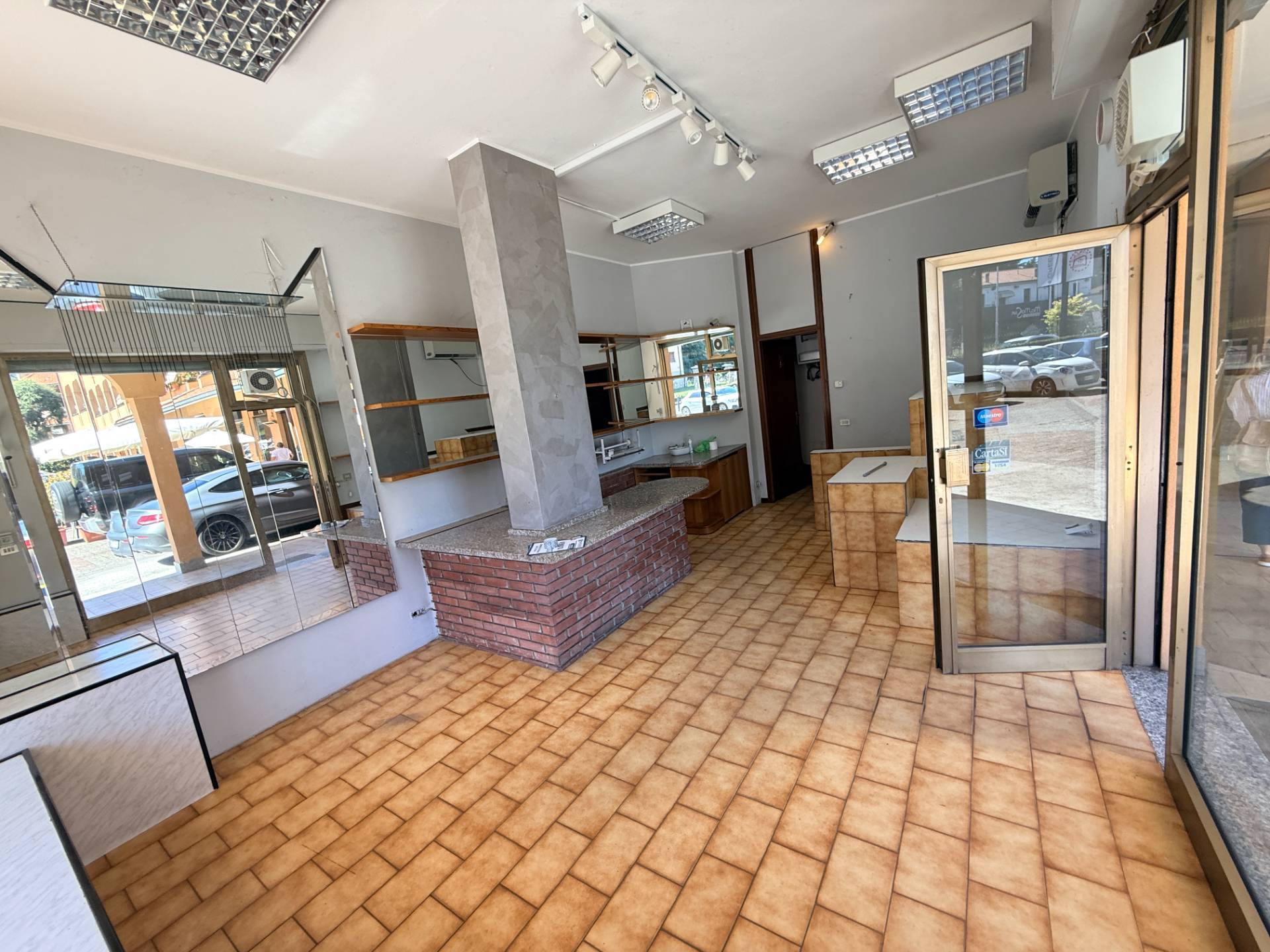 Locale commerciale in vendita a Lesmo