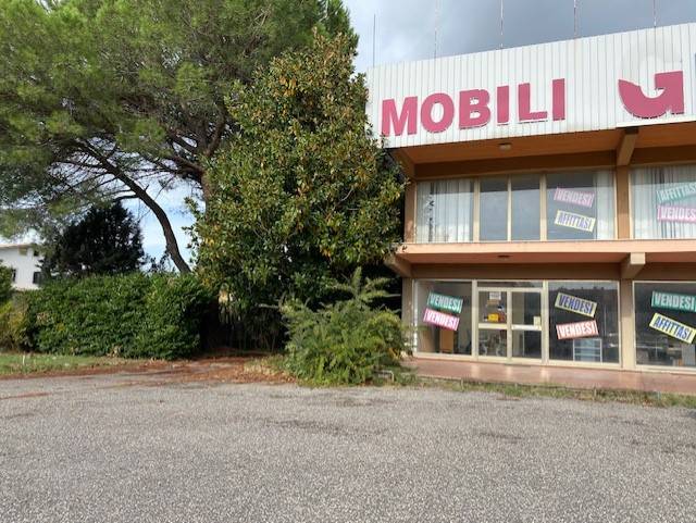 Locale commerciale in vendita a Castel Sant'Elia