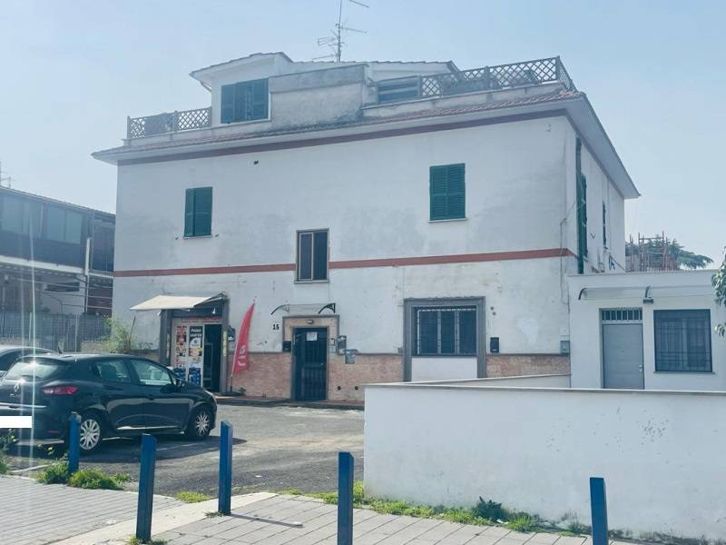 Trilocale con terrazzo, Roma la rustica