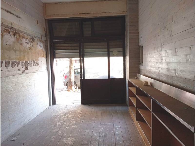 Locale commerciale in affitto a Roma, Largo Preneste