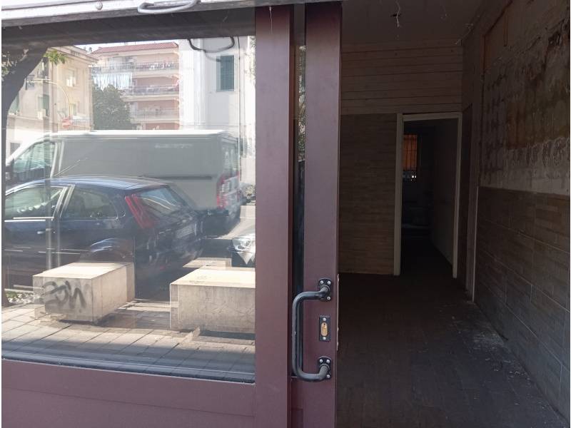 Locale commerciale in affitto a Roma, Largo Preneste