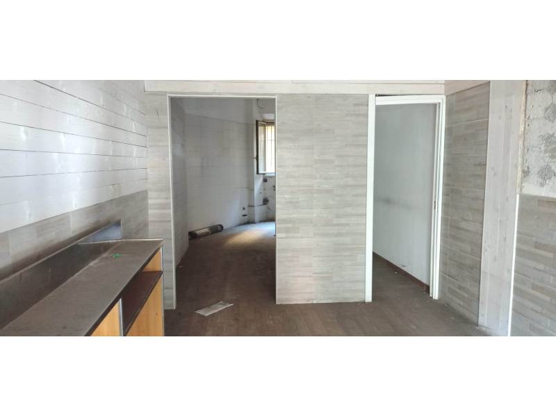 Locale commerciale in affitto a Roma, Largo Preneste