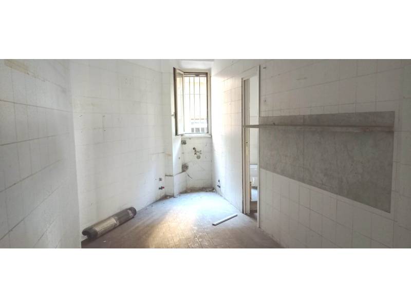 Locale commerciale in affitto a Roma, Largo Preneste