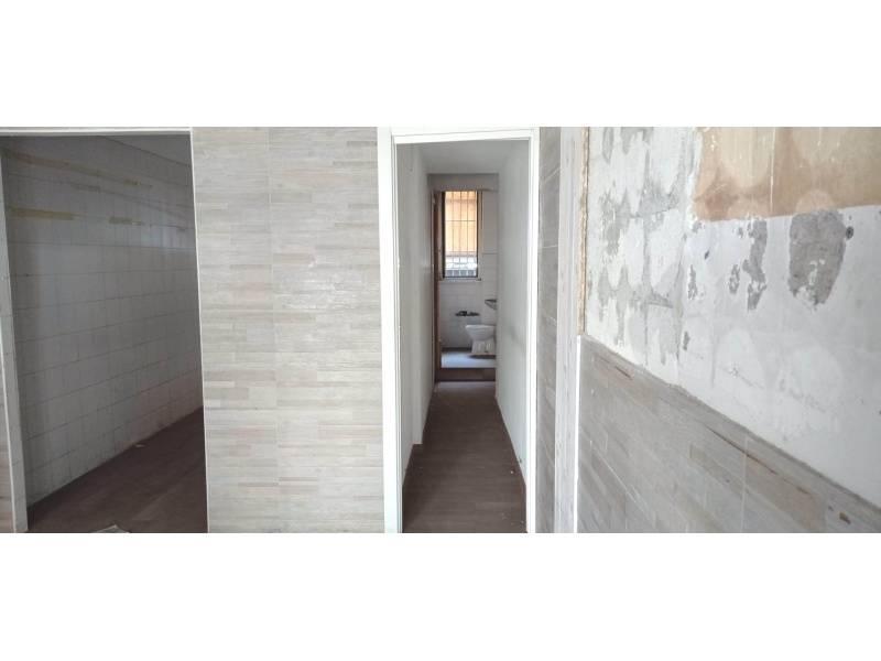 Locale commerciale in affitto a Roma, Largo Preneste