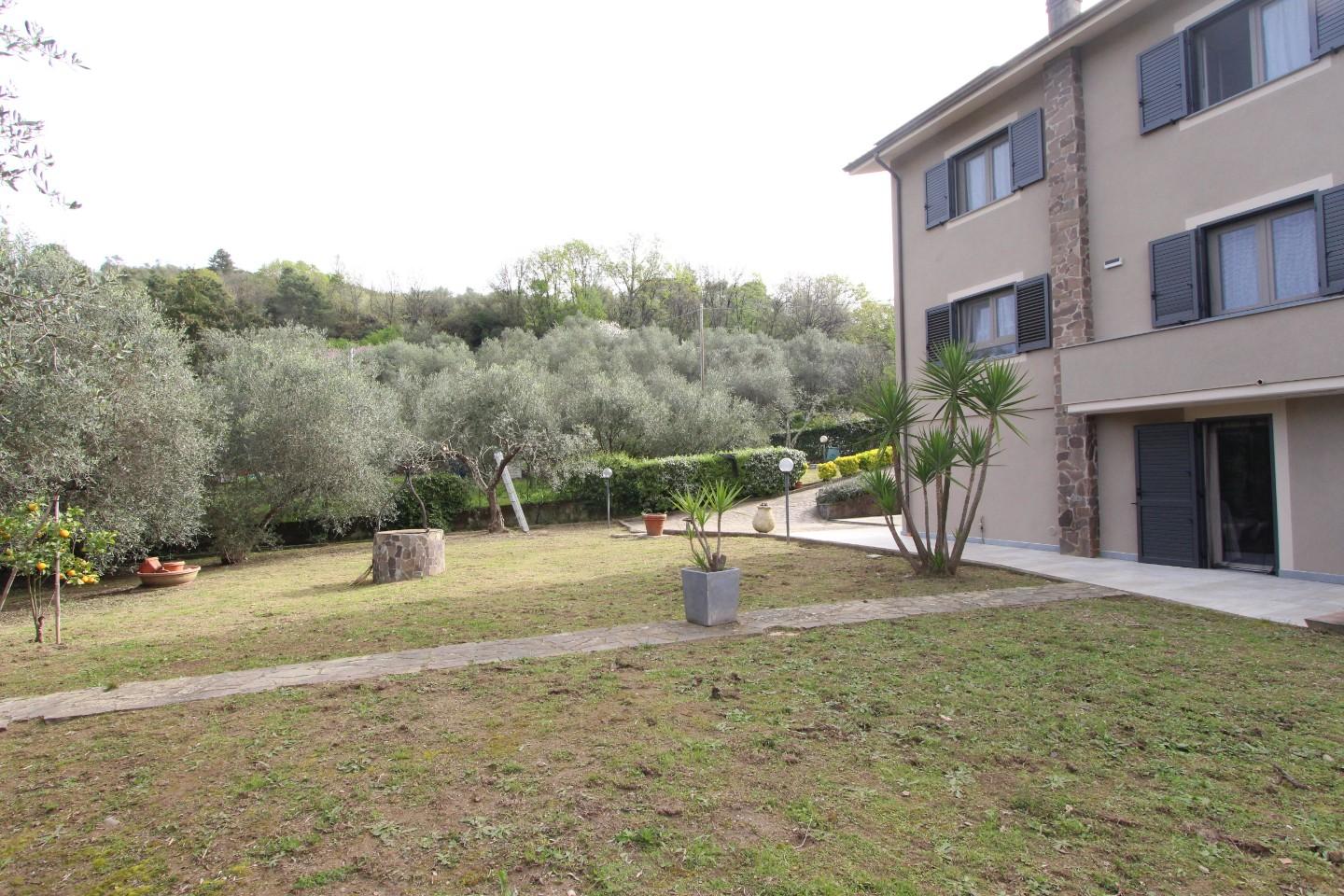 Villa Bifamiliare con giardino a Vezzano Ligure