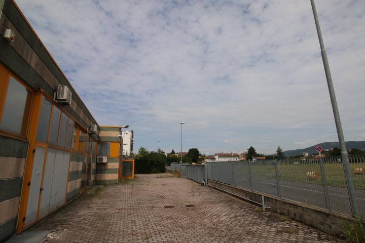 Locale commerciale in vendita a Gorizia