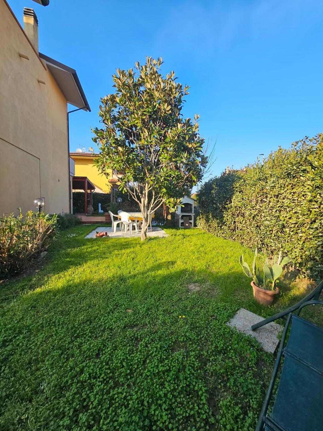 Villa Bifamiliare con giardino a Collesalvetti