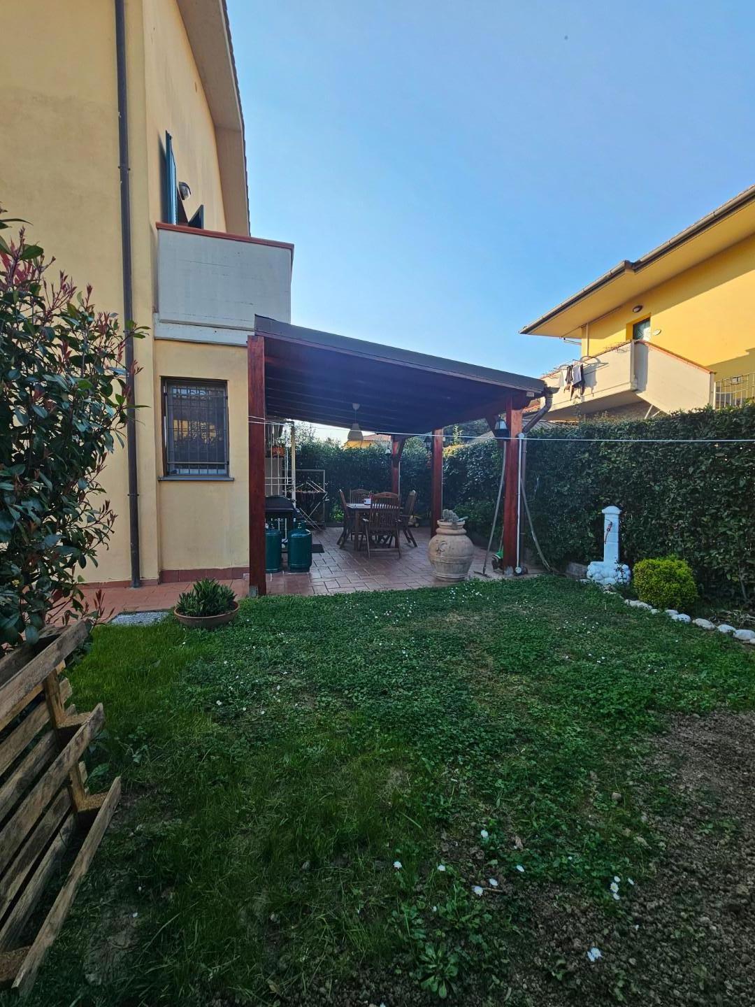 Villa Bifamiliare con giardino a Collesalvetti