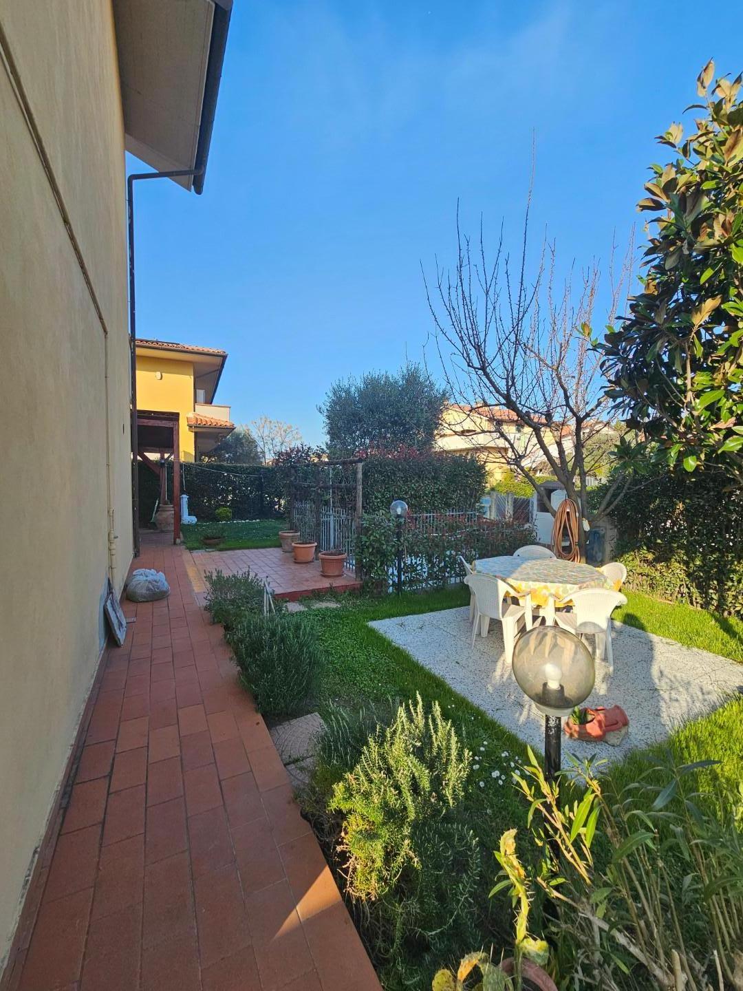 Villa Bifamiliare con giardino a Collesalvetti