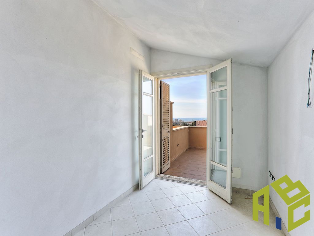 Trilocale con terrazzo a Rosignano Marittimo