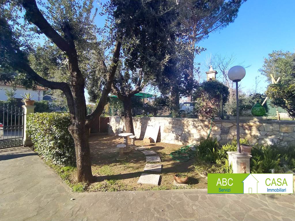 Villa con giardino a Rosignano Marittimo