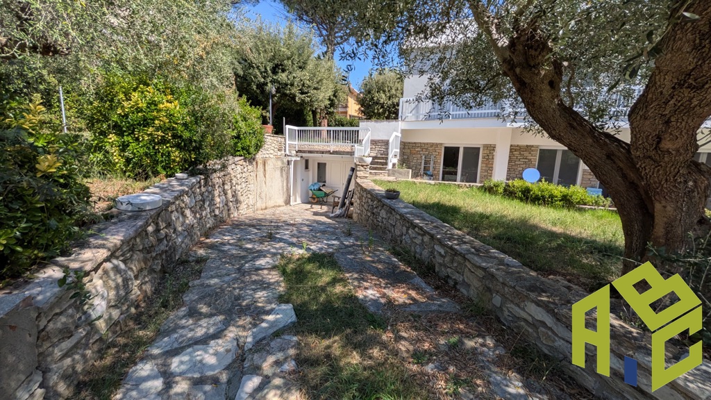 Villa con giardino a Rosignano Marittimo