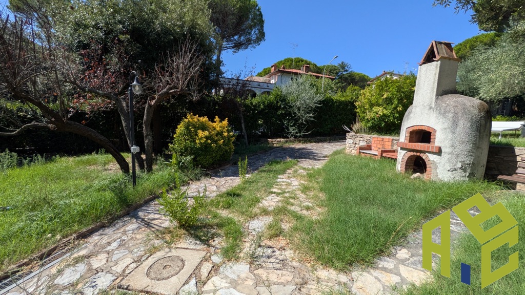 Villa con giardino a Rosignano Marittimo