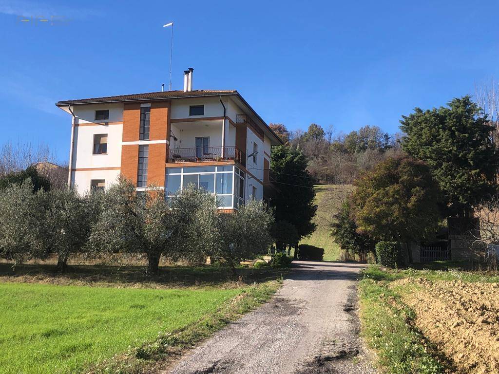 Villa con terrazzo, Ripatransone collinare