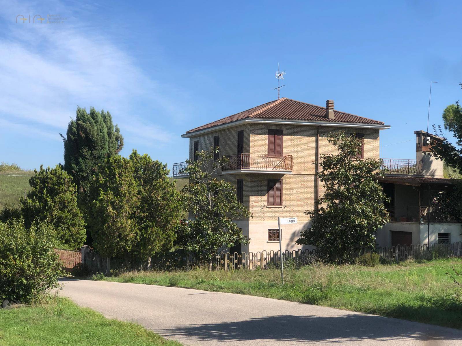 Casa indipendente con terrazzo, Montalto delle Marche collinare